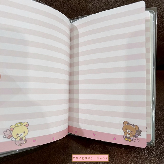 สมุด 2026 Schedule Book เล่มกลาง A6 ลาย Rilakkuma สีขาว ขนาด 10.8 x 15.5 x 0.6 ซม. (64 หน้า) มีให้จดตั้งแต่เดือน 10/2025 - 3/2027 เป็นปฎิทินแบบ monthly ช่องกลาง ด้านหน้าเป็นช่อง pocket ใส่ของได้