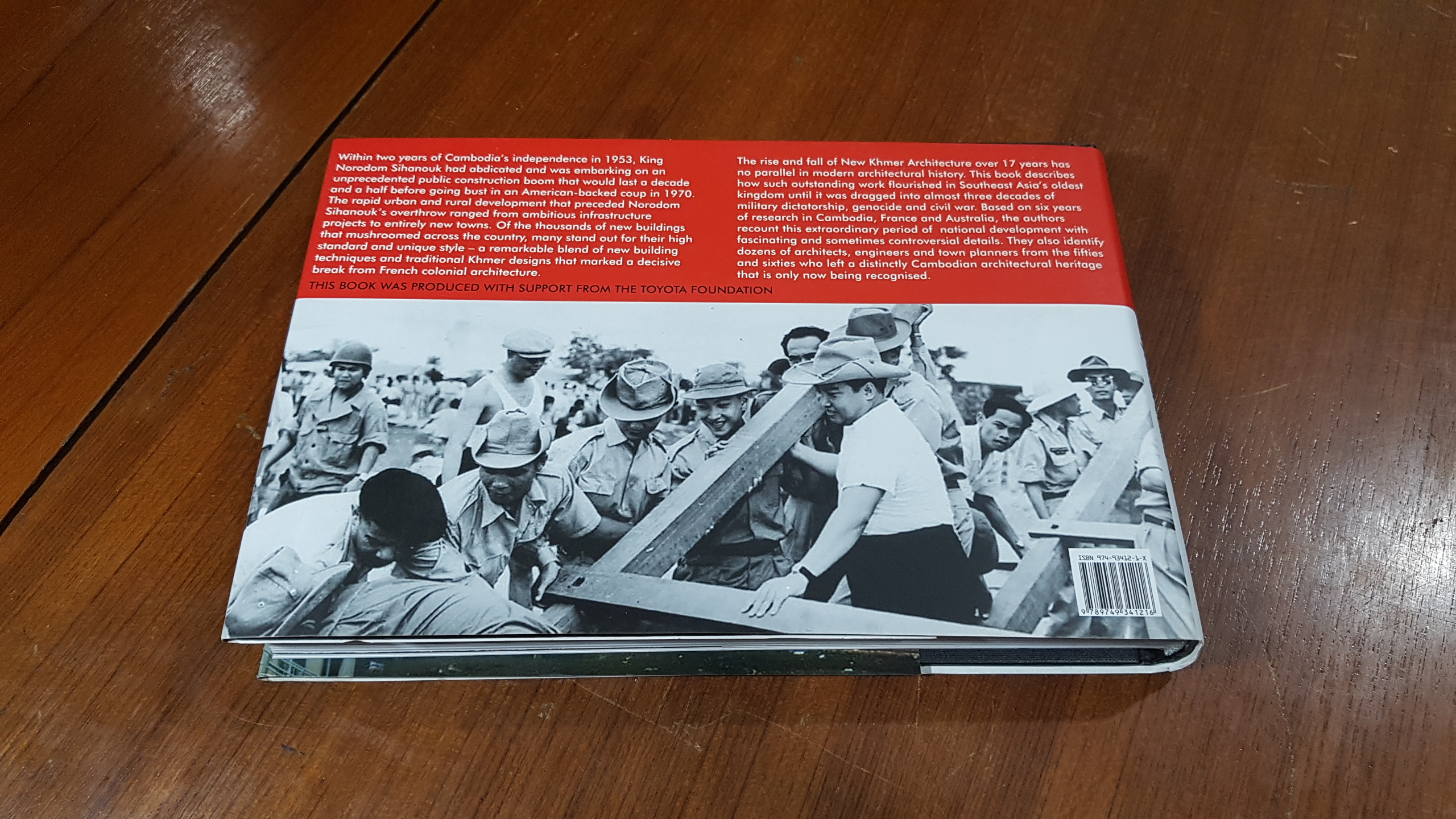 BUILDING CAMBODIA : 'NEW KHMER ARCHITECTURE' 1953 - 1970 / Helen Grant Ross, Darryl Leon Collins