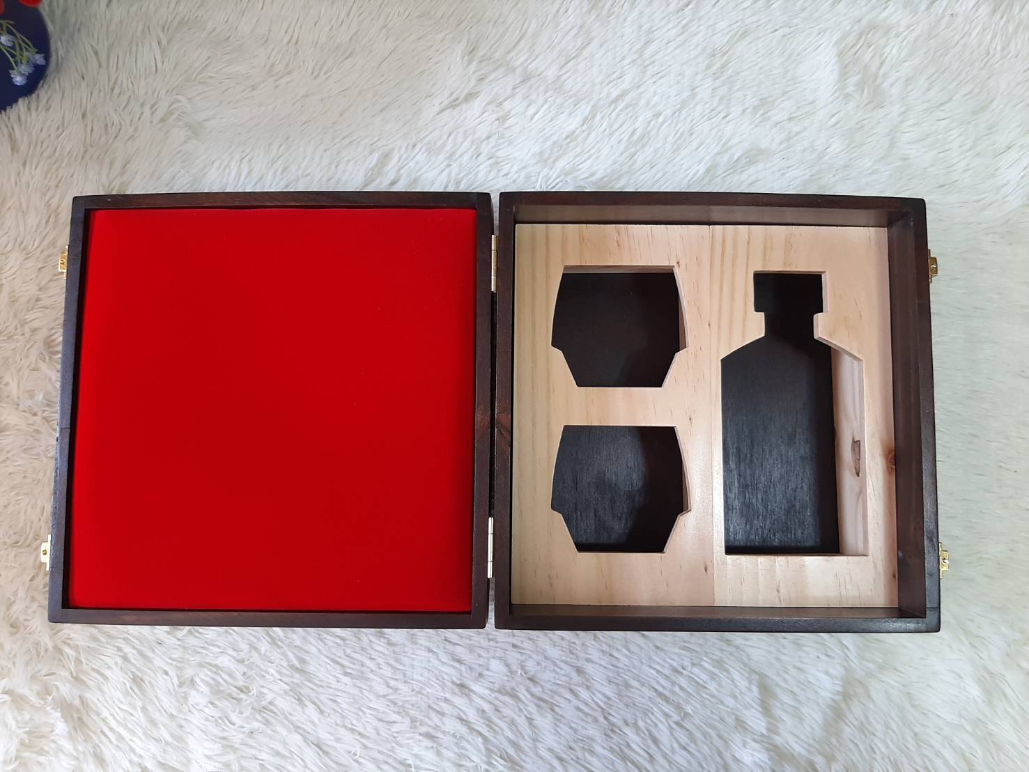 กล่องใส่เหล้าพร้อมแก้ว 2 ใบ