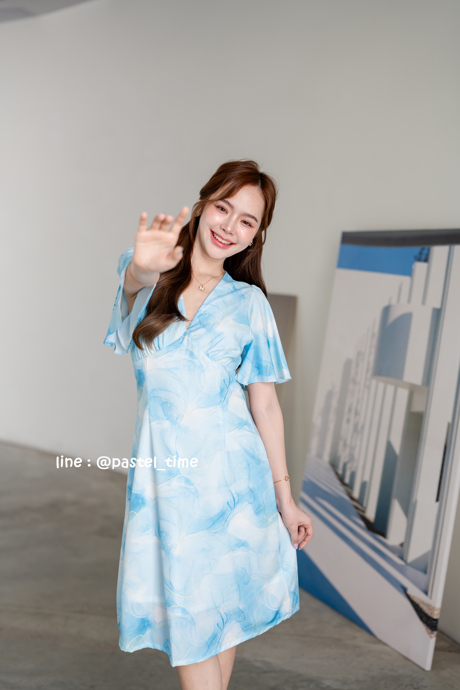 Sassy Marble Midi Dress : Vivid Blue โทนฟ้าสดใส