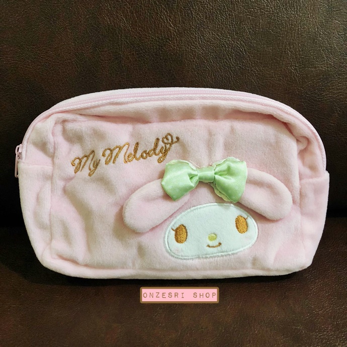 กระเป๋า My Melody Rose Pouch ไม่มีขายทั่วไป เป็นแบบต้องลุ้นกับทางหน้าร้าน Sanrio ที่ญี่ปุ่นเท่านั้น ขนาด 20 x 14 x 3 ซม.
