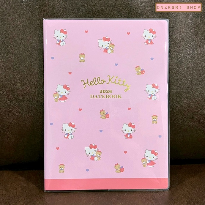 สมุด 2026 Schedule Book เล่มใหญ่ A5 ลาย Hello Kitty ชมพู ขนาด 16.6 x 22.4 x 0.8 ซม. (64 หน้า) มีให้จดตั้งแต่เดือน 10/2025 - 3/2027 เป็นปฎิทินแบบ monthly ช่องใหญ่ และมี sticker