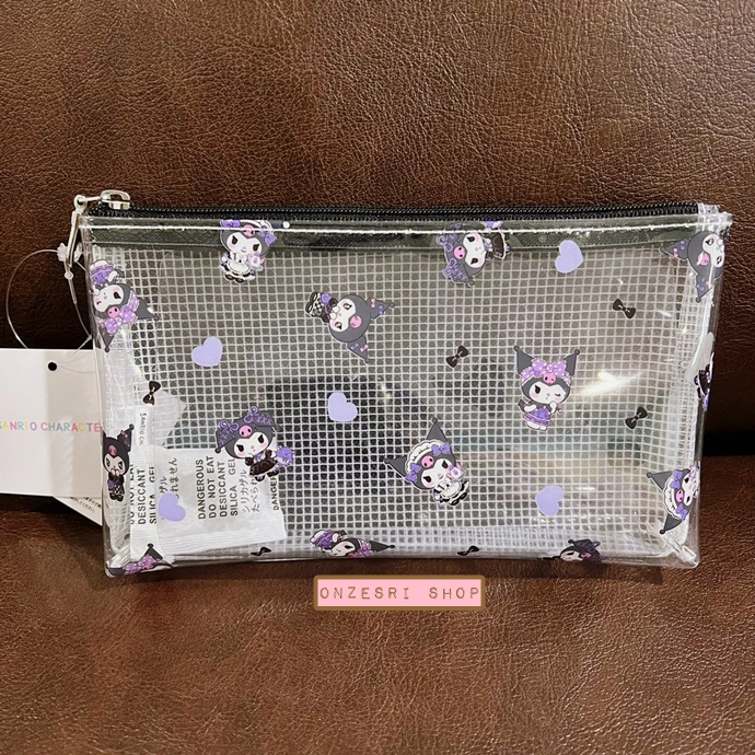 กระเป๋า Sanrio Clear Pouch ลาย Kuromi เป็นแบบใส ทำจาก PVC ขนาด 18.5 x 10 x 2 ซม.