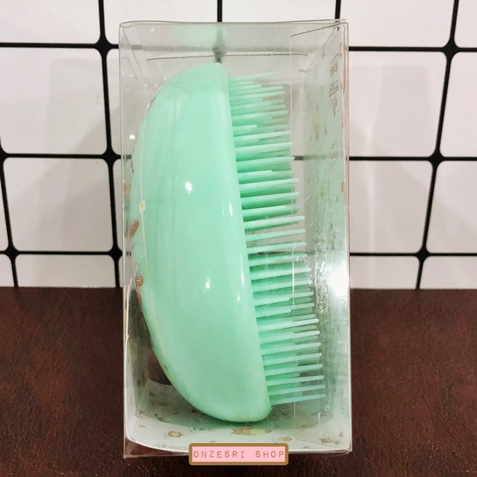 หวี Pochacco Cafe Tsubaki Hair Brush (Limited) สีเขียว ขนาด 6.5 x 9.5 ซม. ไม่มีวางขายทั่วไป มีเฉพาะที่คาเฟ่เฉพาะกิจที่ญี่ปุ่นเท่านั้น
