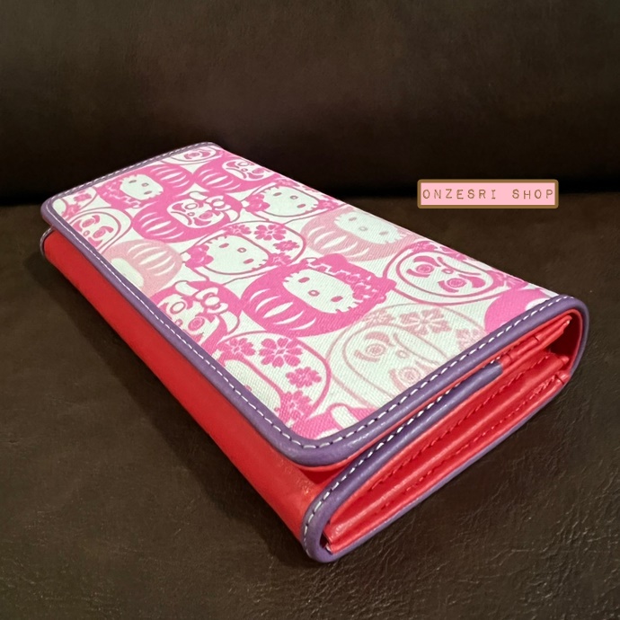 กระเป๋าสตางค์ใบยาว Hello Kitty Daruma (Limited) ทำจากผ้า & หนังเทียม ขนาด 19 x 12 ซม. มีช่องใส่บัตร ช่องซิป มี 2 สีให้เลือก