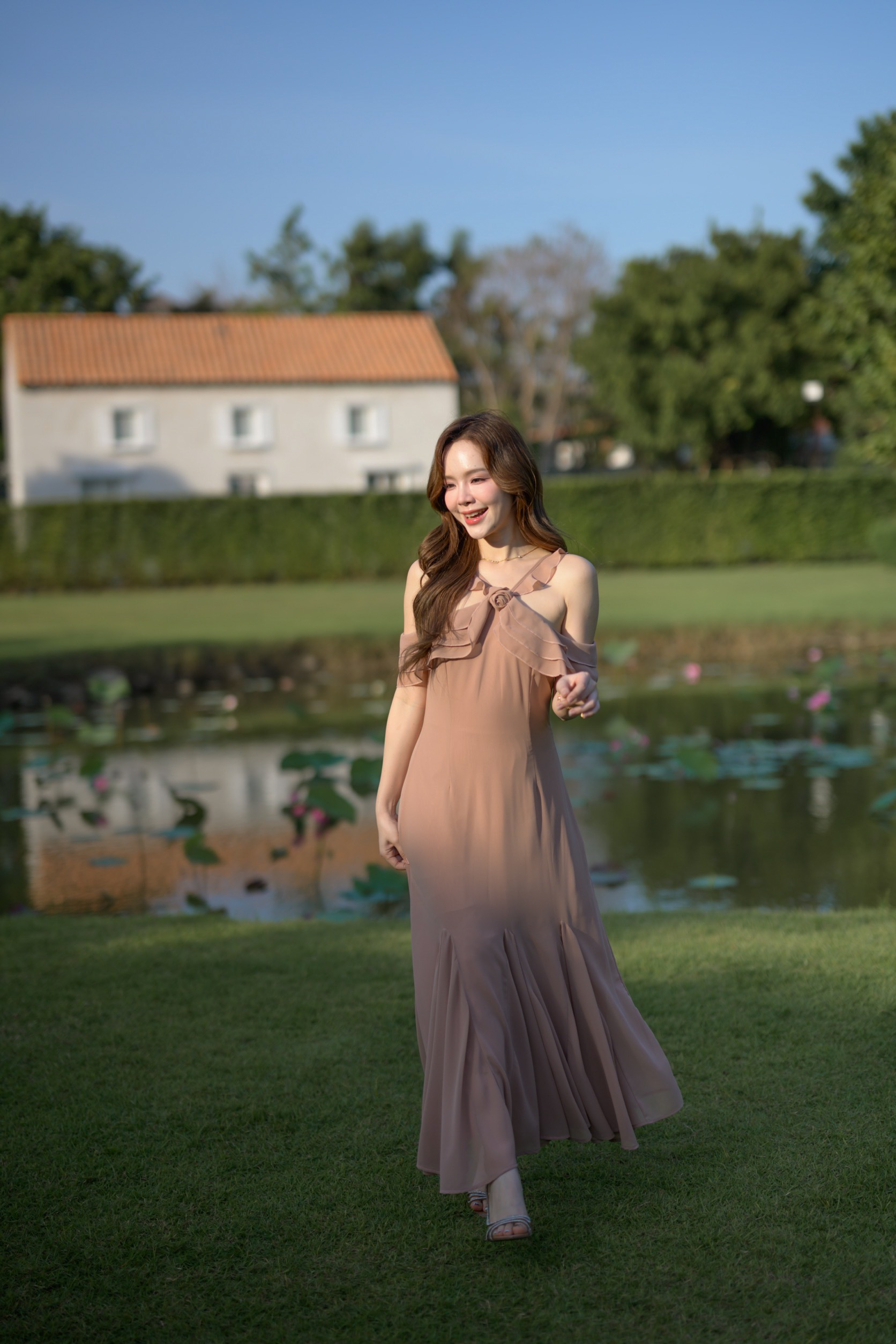 Fay Off-Shoulder Maxi Dress – Ovaltine สีโอวัลติน