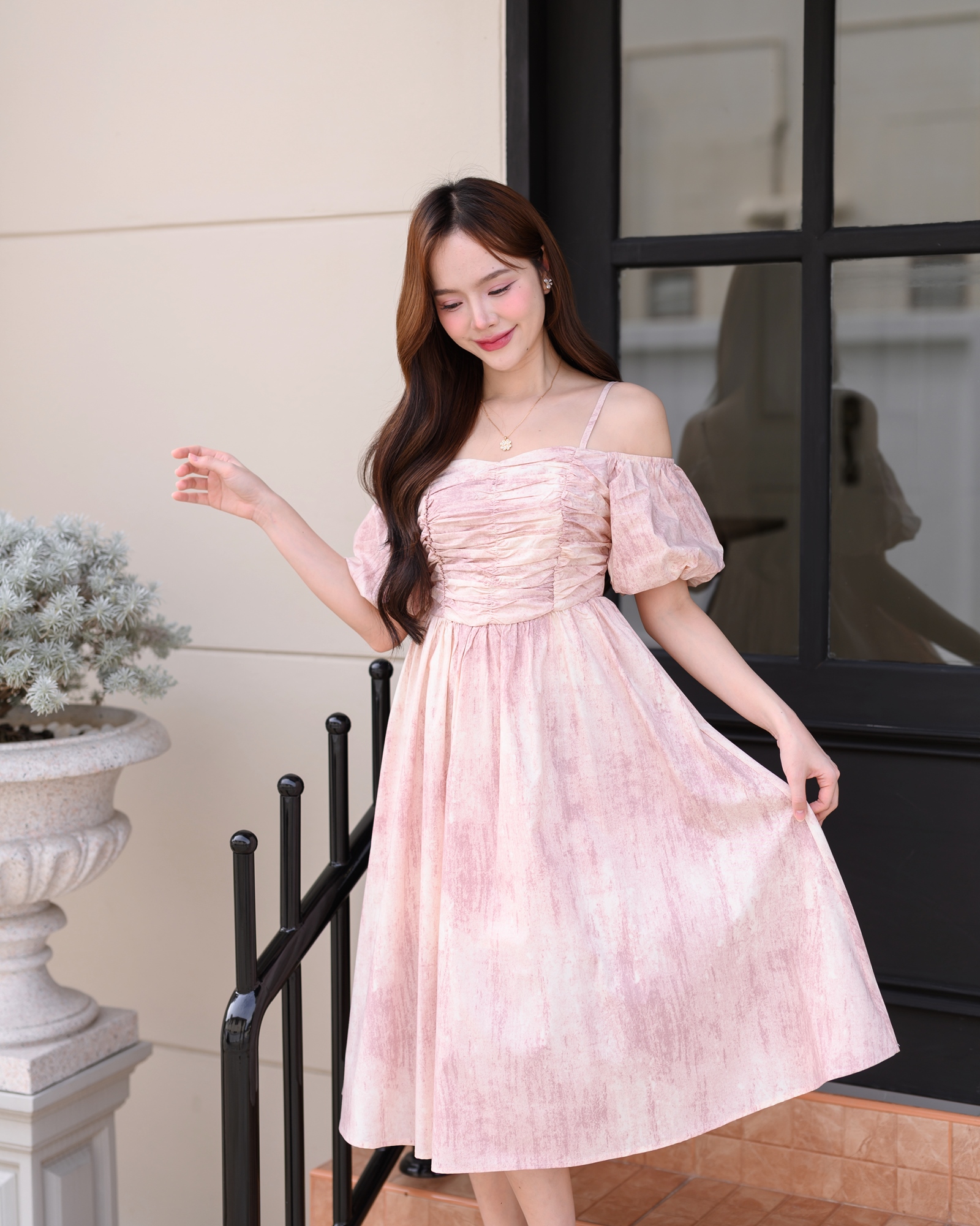 Pastel Puff Sleeve Dress เดรสเปิดไหล่แขนพอง : สีชมพู