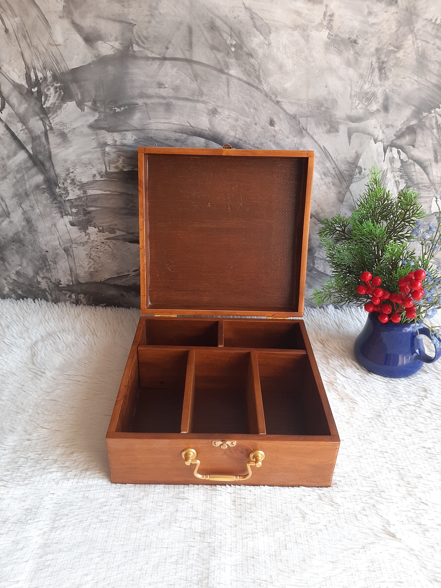 กล่องไม้สีสักแบบมือจับ