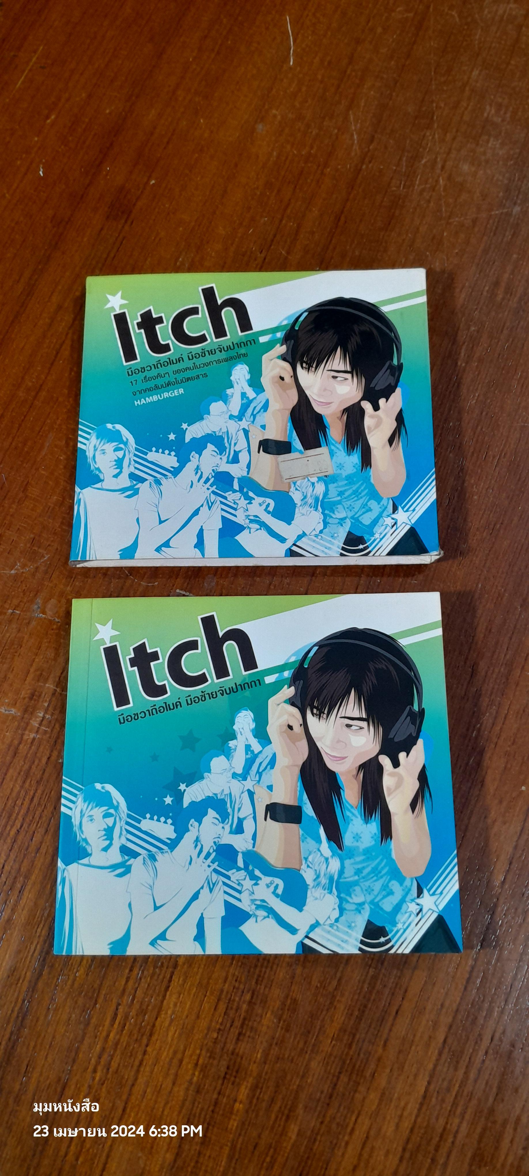 Itch มือขวาถือไมค์ มือซ้ายจับปากกา