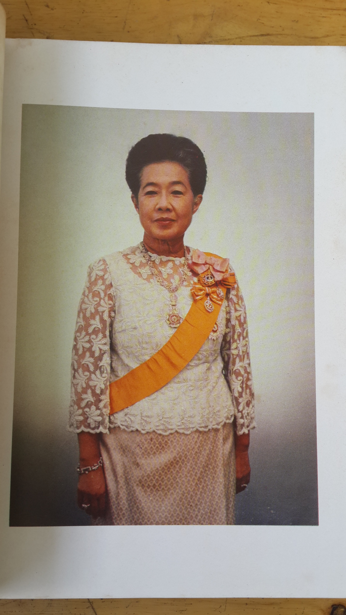 วัดบวรนิเวศวิหาร และมหามกุฎราชวิทยาลัย ในพระบรมราชูปถัมภ์ พิมพ์โดยเสด็จพระราชกุศล ในการพระราชพิธีถวายพระเพลิงพระบรมศพ สมเด็จพระนางเจ้ารำไพพรรณี พระบรมราชินี ในรัชกาลที่ 7 วันที่ 9 เมษายน พ.ศ. 2528