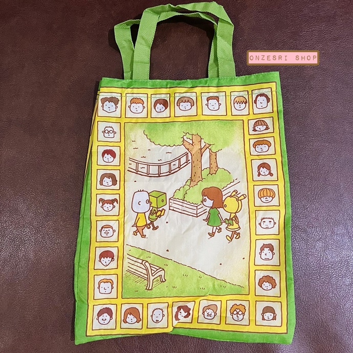กระเป๋า Shinsuke Yoshitake Eco Bag จากญี่ปุ่น ทำเป็นแบบปกหนังสือภาพ มีหูหิ้ว สูงประมาณ 30 ซม. ทำจากผ้าร่มบาง ไม่หนา มี 4 แบบให้เลือก