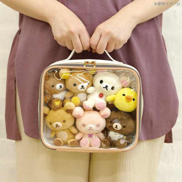 กระเป๋า Rilakkuma Always with Rilakkuma HOME Bag มีหลายช่อง มีหูหิ้ว ด้านหลังเป็นช่องใส ไว้โชว์ตุ๊กตาได้ ขนาด 20 x 23 x 10 ซม.