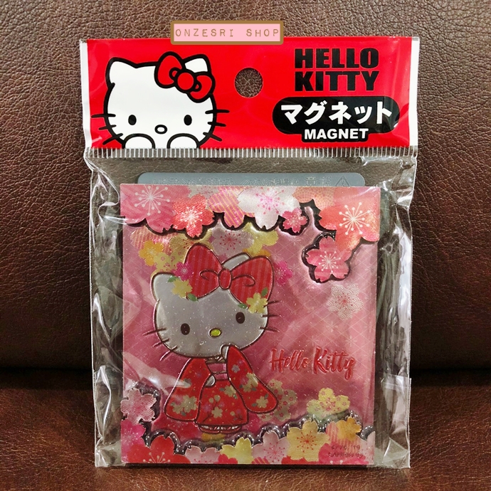 Hello Kitty Wood Magnet (Japan Limited) แบบดอกไม้ แม่เหล็กลายสวยวิ้ง ๆ ทำจากไม้ ด้านหลังเป็นแม่เหล็กทั้งผืนใหญ่ ด้านหน้าเป็นโลหะทำเป็นลายสวย ขนาด 7.3 x 8 x 0.7 ซม.
