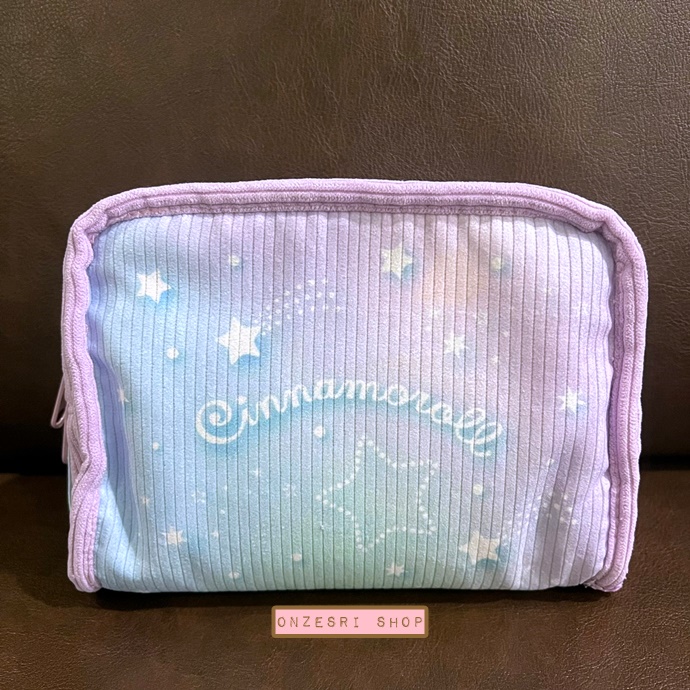 กระเป๋า Cinnamoroll Twilight Pouch แบบ Milk ขนาด 19 x 15 x 4 ซม. ไม่มีวางขายทั่วไป เป็นแบบต้องลุ้นกับทางหน้าร้าน Sanrio ที่ญี่ปุ่นเท่านั้น