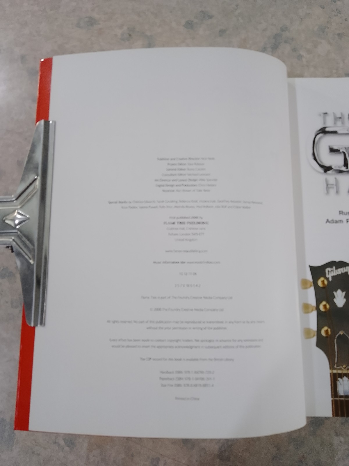 THE DEFINITIVE GUITAR HANDBOOK