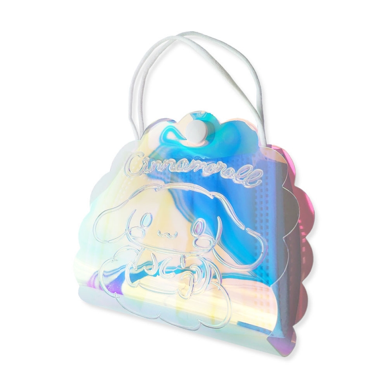 Sanrio Mask Bag แบบ Cinnamoroll เป็นที่เก็บหน้ากากอนามัยแบบพับได้ ทำจาก TPU เป็นโฮโลแกรมวิ้ง ๆ มีกระดุมติด เวลาเก็บแล้วเอาสายหน้ากากมาทำเป็นหูกระเป๋า ขนาด 12 x 12 x 1.5 ซม.