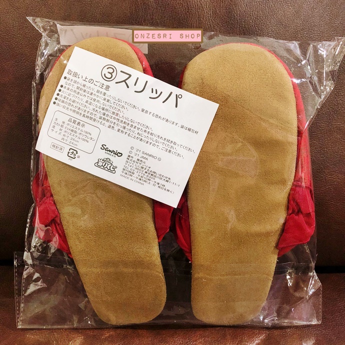 รองเท้าแตะใส่ในบ้าน Yoshikitty Slippers (Limited) สีแดง ขนาด 26 ซม. ไม่มีวางขายทั่วไป เป็นแบบต้องลุ้นกับทางหน้าร้าน Sanrio ที่ญี่ปุ่นเท่านั้น