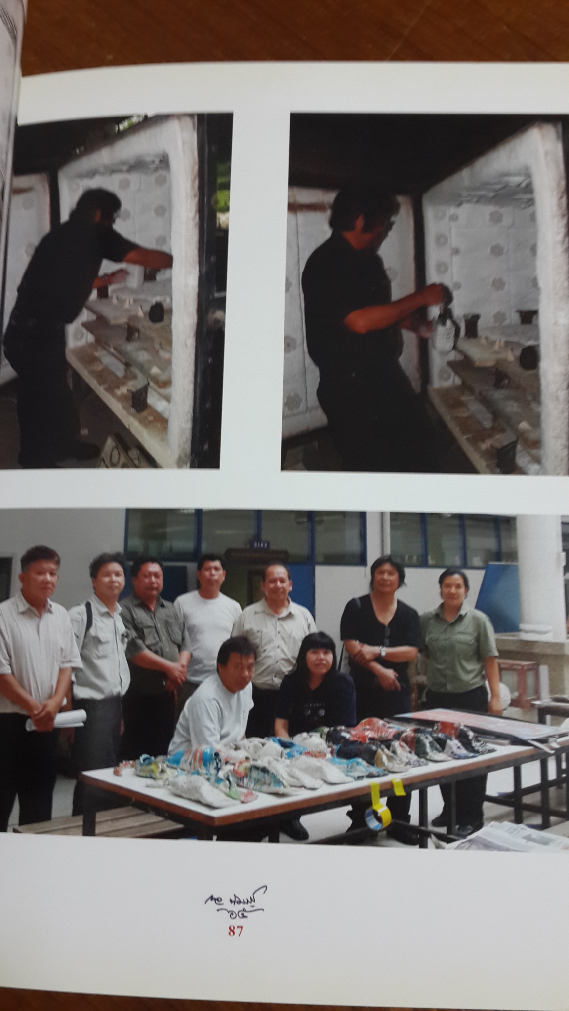 หนังสือนิทรรศการศิลปะเครื่องปั้นดินเผา เชิดชูเกียรติศิลปินแห่งชาติ ดร.กมล ทัศนาญชลี ในวาระอายุครบ 65 ปี