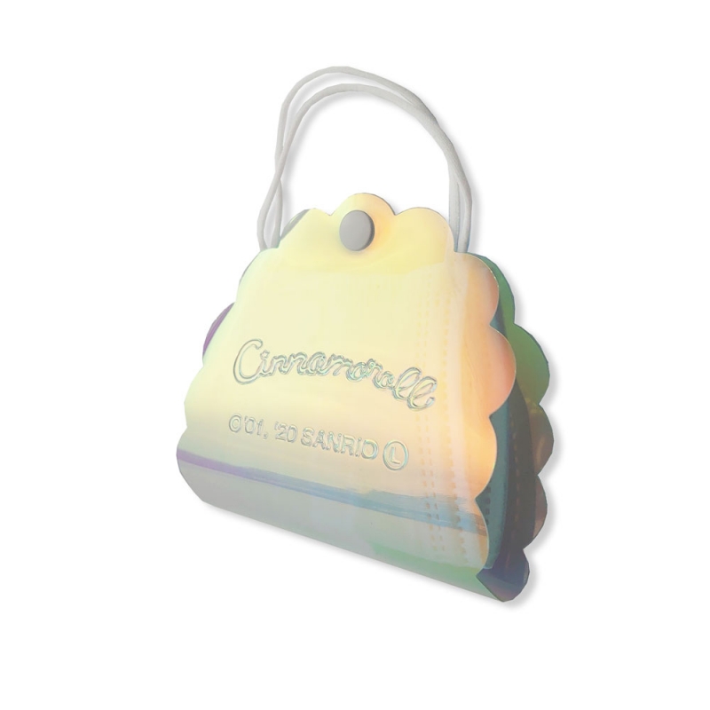 Sanrio Mask Bag แบบ Cinnamoroll เป็นที่เก็บหน้ากากอนามัยแบบพับได้ ทำจาก TPU เป็นโฮโลแกรมวิ้ง ๆ มีกระดุมติด เวลาเก็บแล้วเอาสายหน้ากากมาทำเป็นหูกระเป๋า ขนาด 12 x 12 x 1.5 ซม.