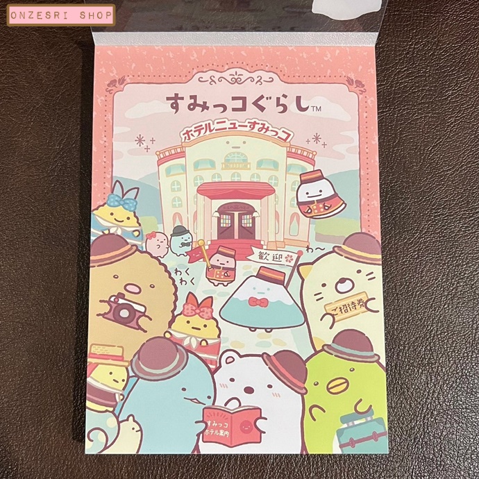 สมุดฉีก Sumikko Gurashi - Hotel New Sumikko แบบสีชมพู ขนาด 14.8 x 10.5 ซม. มี 4 ลาย รวม 100 แผ่น 2 แผ่นแรกเป็นโปสการ์ด