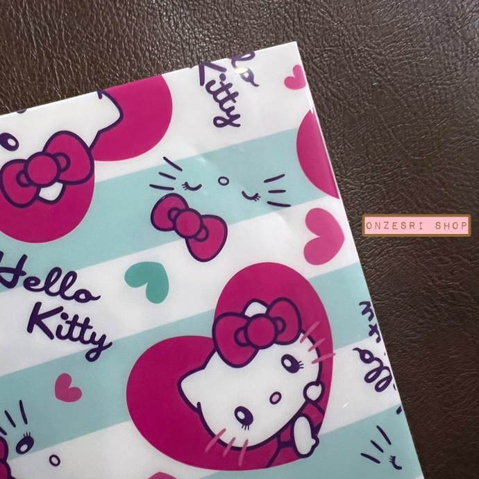 แฟ้ม A4 USJ ลาย Hello Kitty สีขาวชมพู - ฟ้า มาพร้อมสติกเกอร์ลายน่ารัก มีขายเฉพาะที่ Universal Studios Japan เท่านั้น ** ของใหม่ในแพ็ค มีรอยจากการจัดเก็บตรงแฟ้มบ้าง