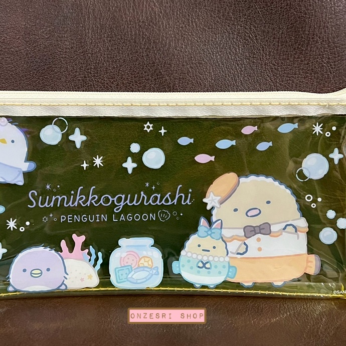 กระเป๋า Sumikko Gurashi Penguin Lagoon Flat Pouch (Limited) แบบสีเหลือง ขนาด 10 x 21 ซม. ทำจาก PVC ไม่มีวางขายทั่วไป เป็นแบบต้องลุ้นกับทางหน้าร้าน San-X ที่ญี่ปุ่นเท่านั้น