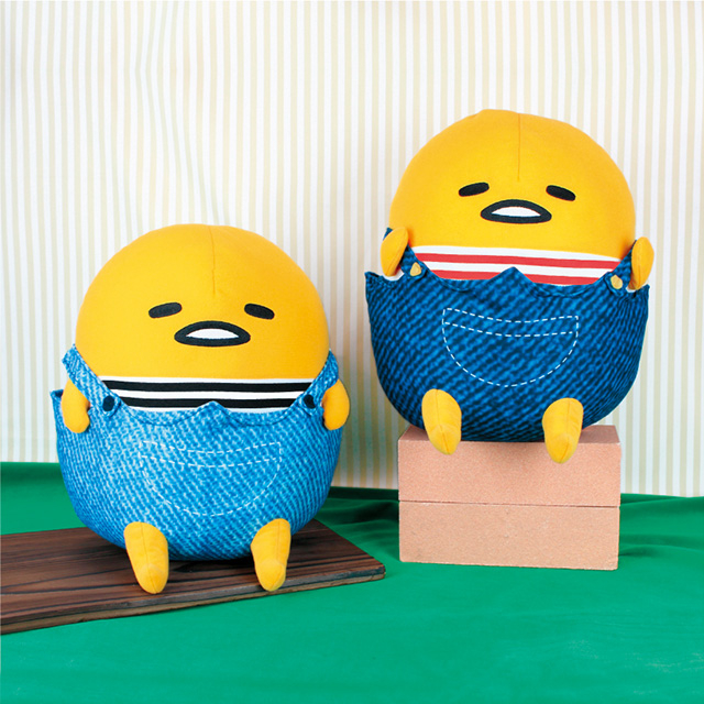 ตุ๊กตา Gudetama Denim ตัวกลมๆ ใส่ชุดเอี๊ยมยีนส์ 30 x 30 x 17 ซม. มี 2 แบบให้เลือก