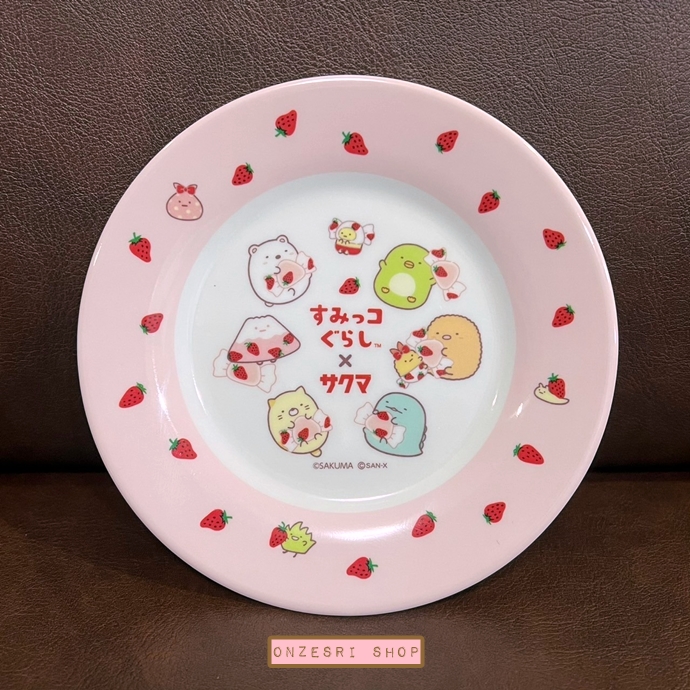 จานเมลามีนใบเล็ก Sumikko Gurashi x Sakuma Strawberry Milk Candy(Limited) ขนาด 15 x 15 ซม. ไม่มีขายทั่วไป เป็นแบบต้องลุ้นกับทางหน้าร้าน San-X ที่ญี่ปุ่นเท่านั้น มี 2 แบบให้เลือก