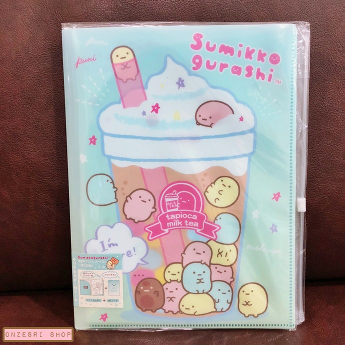 แฟ้มเล็กขนาด B5 ลาย Sumikko Gurashi Tapioca Collection สีฟ้า แยกใส่เอกสารได้ 4 ช่อง + 1 ช่องซิปด้านหลัง พร้อมสมุดโน้ตขนาด B5 มี 48 หน้า