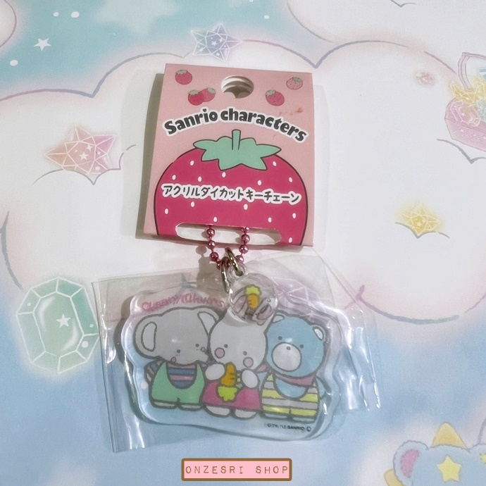 พวงกุญแจ Sanrio Acrylic ลาย Cheery Chumps เป็นอะคริลิคใส เป็นตัวห้อยใหญ่กับตัวห้อยเล็กด้านบน ขนาด 4 x 4 ซม. โดยประมาณ (วัดไม่รวมสาย)