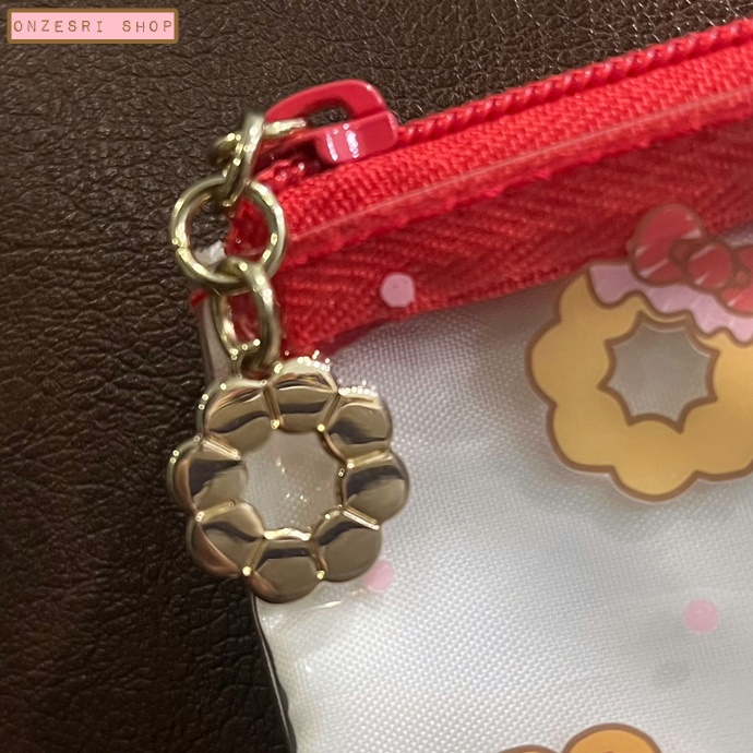 กระเป๋า Misdo Japan x Hello Kitty แบบ 2 ซิป แบบ Pon de Lion and Hello Kitty ด้านนอกเป็นพลาสติกแบบใส พื้นด้านในเป็นผ้า ใส่ของได้ 2 ช่องซิป ขนาด 20 x 2 x 13 ซม.