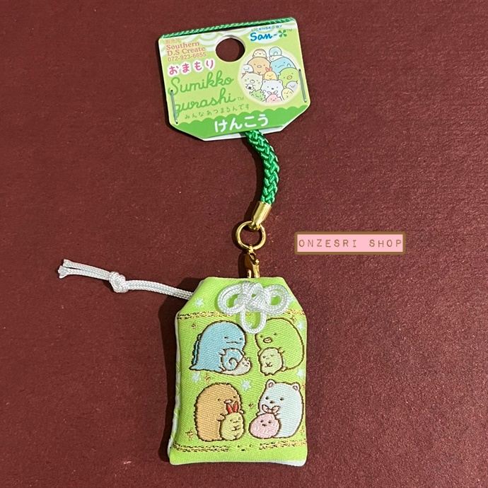 เครื่องรางญี่ปุ่นนำโชค Sumikko Gurashi แบบสีเขียว (เรื่องสุขภาพ) ทำจากผ้าญี่ปุ่น ขนาด 3.2 x 4.5 ซม.