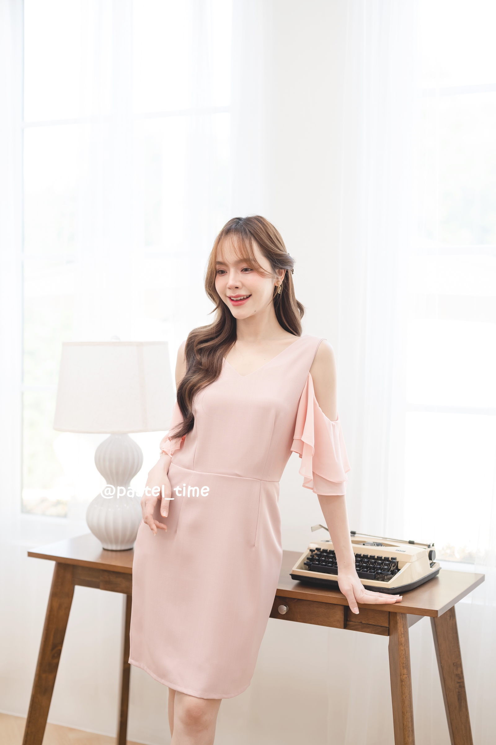 Vela off-shoulder dress : สีชมพู