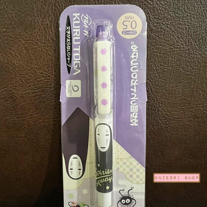 ดินสอกด Kurutoga จาก Studio Ghibli ลาย Kaonashi (Spirited Away) แบรนด์นี้ขึ้นชื่อด้านมีระบบเหลาไส้เองในตัวดินสอ ทำให้เวลาเขียนเส้นจะคมชัดตลอด