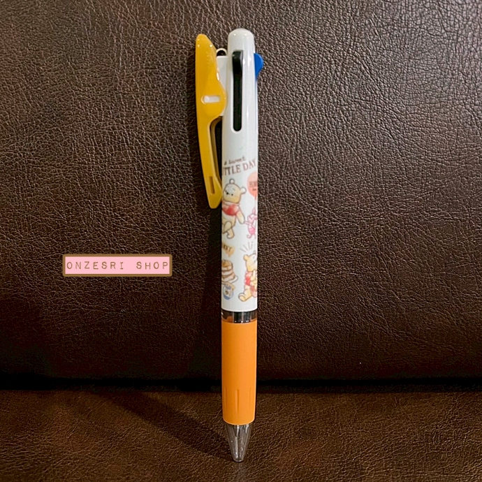ปากกา Disney Jetstream 0.5 ลาย Winnie the Pooh สีขาวส้ม หมึกมี 3 สี แดง ดำ น้ำเงิน ตรงที่เสียบเป็นแบบคลิป ติดแน่น
