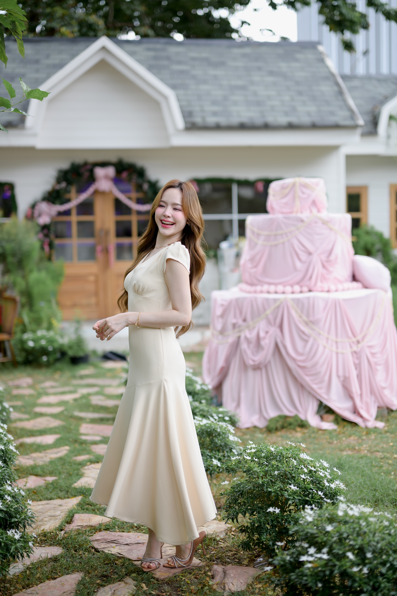 Petal Sway Maxi Dress : สีครีม