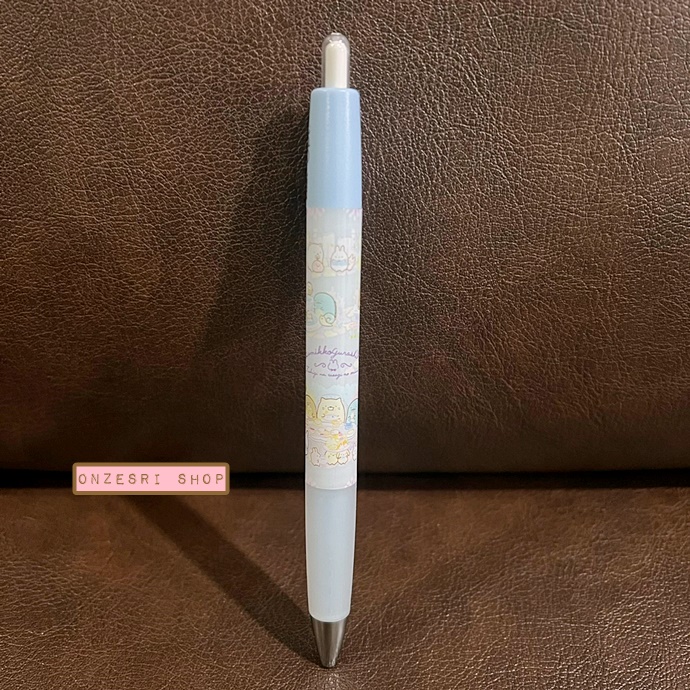 ปากกาหมึกดำ Pilot Opt. ลาย Sumikko Gurashi Mysterious Rabbit Garden สีฟ้า ตรงคลิปที่หนีบเป็นแบบกด หนีบได้แน่น ไม่หลุดง่ายค่ะ