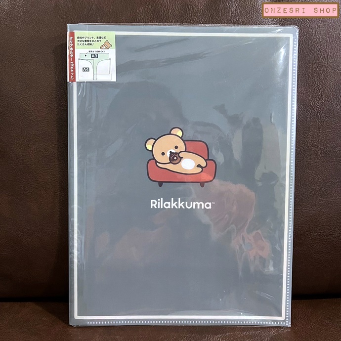 แฟ้ม A4 ลาย BASIC RILAKKUMA HOME CAFE สีเขียวเทา ด้านในใส่เอกสารได้สองด้านซ้ายขวา เป็นแบบ pocket ใส่ได้ 10 ช่อง