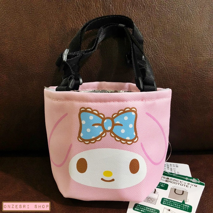 กระเป๋าใส่แก้วจากแบรนด์ ROOTOTE Japan รุ่น ROOCUP x Sanrio ลาย My Melody ขนาด 14 x 9 x 8 ซม. มีหูหิ้วยาว 20-34 ซม. ปรับระดับได้ ด้านในบุฟอยล์ เก็บอุณหภูมิได้ ข้างหลังมีช่องใส่ของ