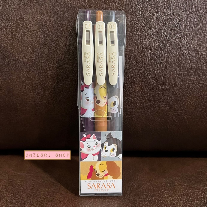 เซ็ตปากกา Zebra Sarasa Clip Disney Store Japan Exclusive ลาย Disney Dog & Cat แบบรวม 3 แท่ง หัว 0.5 หมึกสี Bordeaux Purple, Caramel Yellow, Dark Gray