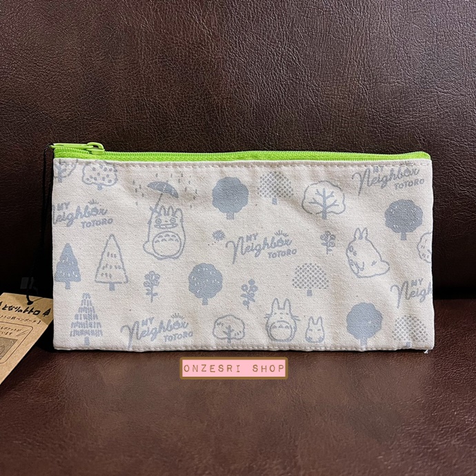 กระเป๋า My Neighbor Totoro Forest Pouch ขนาด 10.5 x 19 ซม. มีช่องใส่ของหลายช่อง เปิดกว้างได้