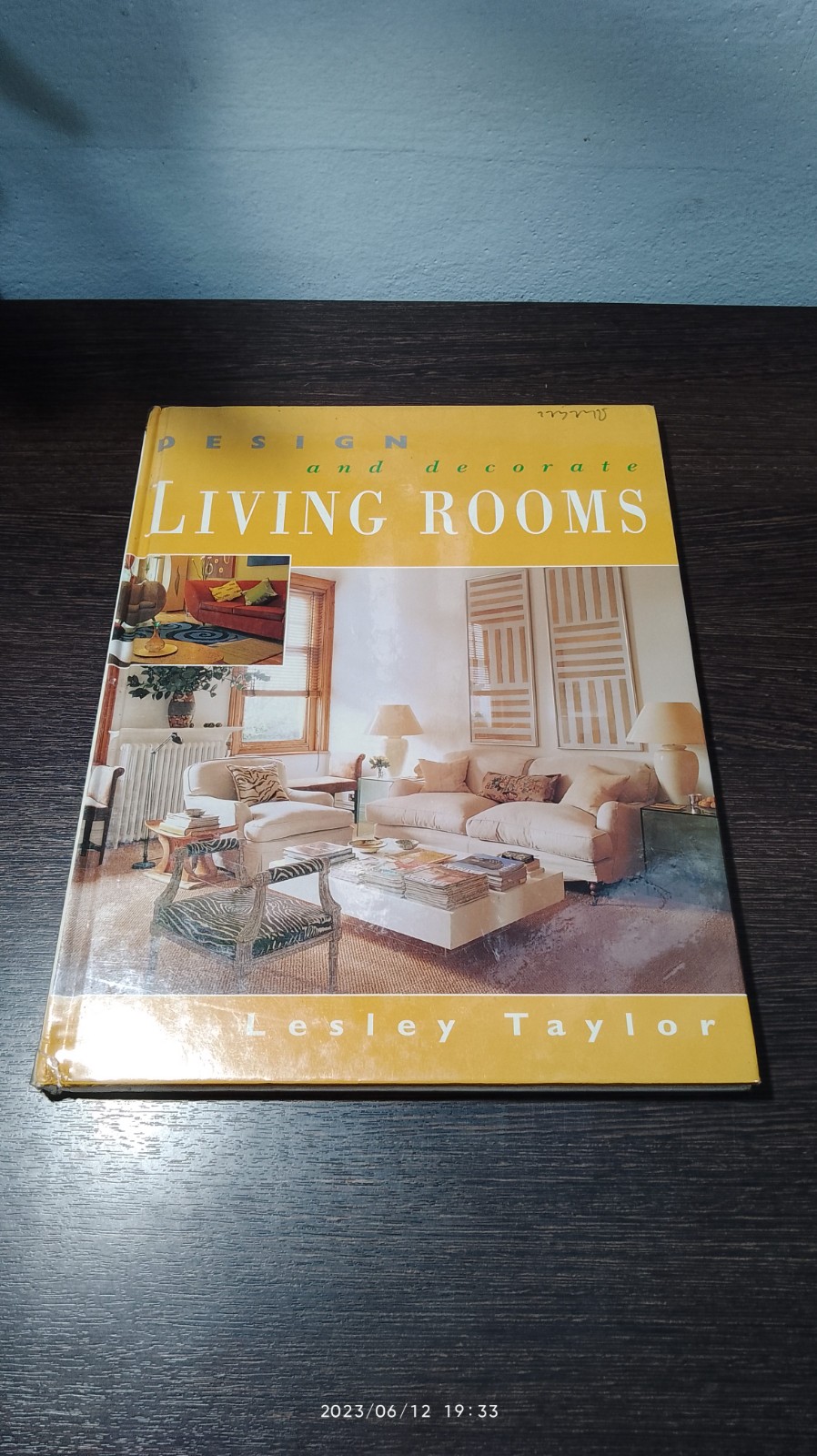 DESIGN and decorate LIVING ROOMS