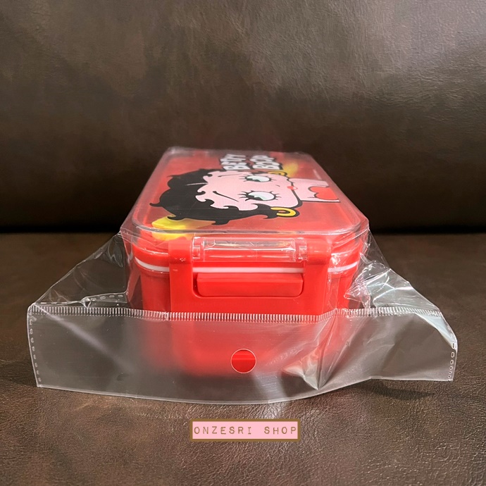 กล่องข้าวพร้อมตะเกียบ ลาย Betty Boop สีแดง ขนาด 10.2 x 18 x 7 ซม.