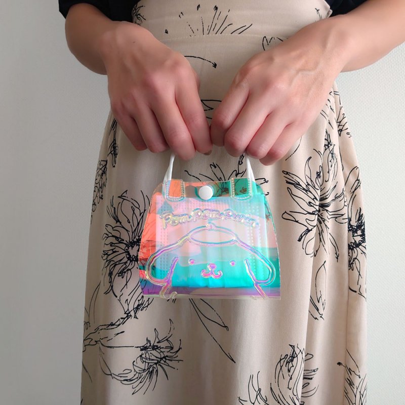 Sanrio Mask Bag แบบ Pompompurin เป็นที่เก็บหน้ากากอนามัยแบบพับได้ ทำจาก TPU เป็นโฮโลแกรมวิ้ง ๆ มีกระดุมติด เวลาเก็บแล้วเอาสายหน้ากากมาทำเป็นหูกระเป๋า ขนาด 12 x 12 x 1.5 ซม.