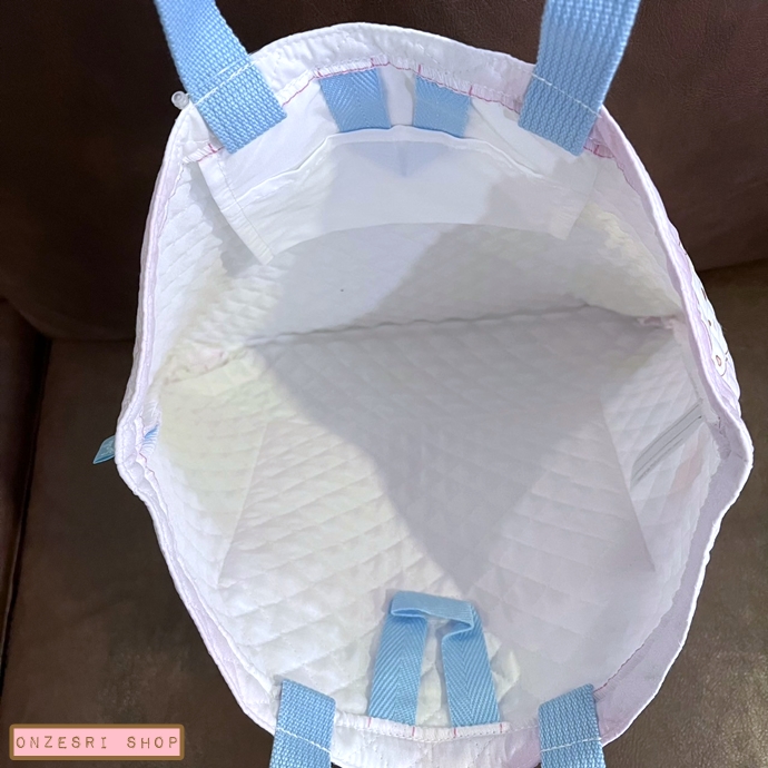 กระเป๋า Sumikko Gurashi Go Go School! Happy School 2025 Lesson Bag เป็นแบบเย็บบุ ๆ น่ารัก มีช่องใส่ของด้านนอก 1 ช่อง ขนาด 38 x 34 ซม.