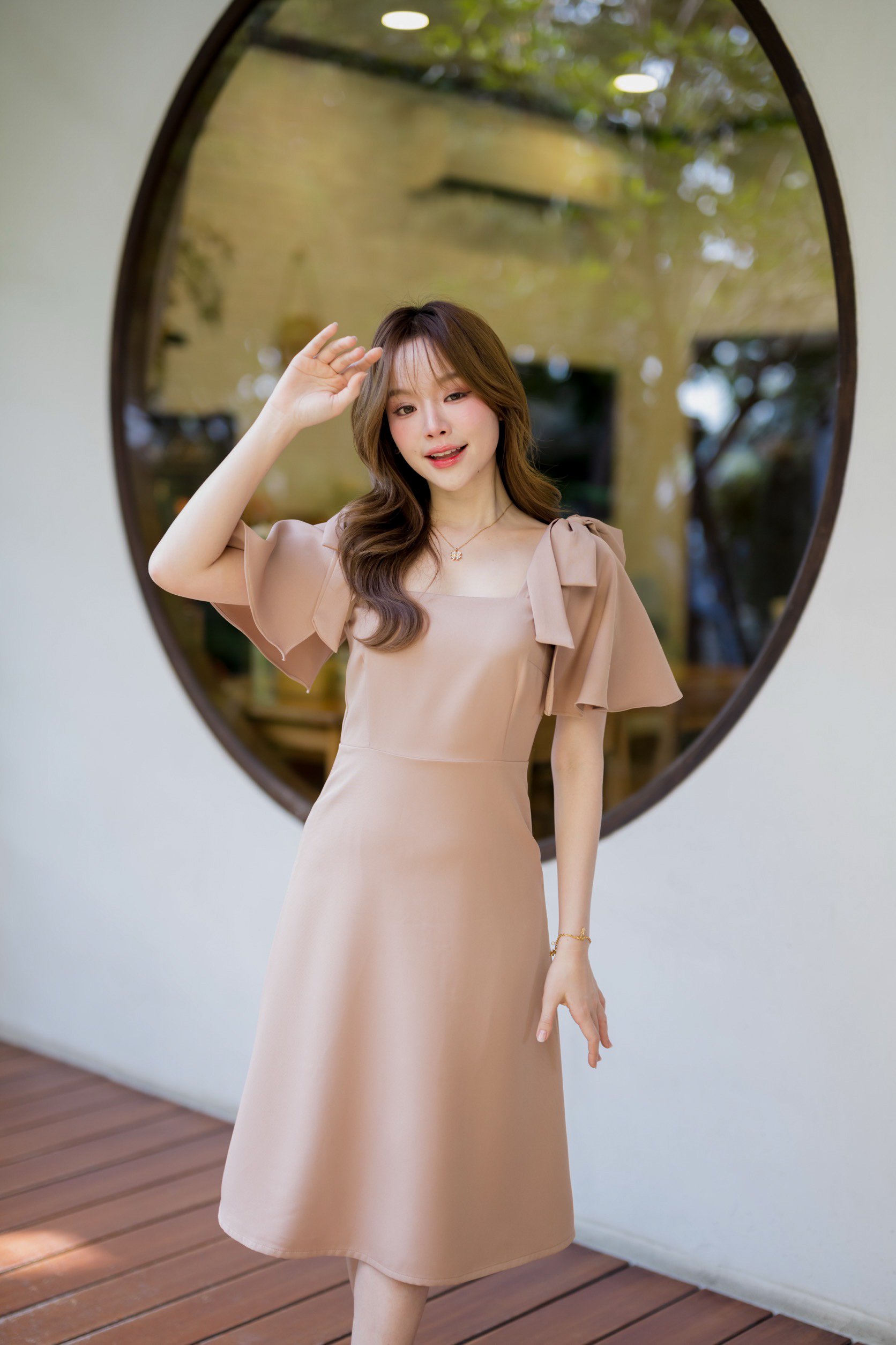 Bellette Bow Shoulder Dress : สีโอวัลติน