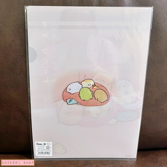 แฟ้ม A4 Sumikko Gurashi Picture Book Art Collection - Pink Cushion ตรงตัวหนังสือด้านหน้าเป็นแบบปั๊มลึกสีทอง