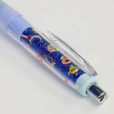 ดินสอกดเขย่าไส้ Dr.Grip Sailor Moon Eternal หัว 0.3 ลายคฑา สีน้ำเงิน เป็นลายแบบ 2 ชั้น พิมพ์ลายทั้งด้านในแท่ง และตัวด้านนอกแท่ง