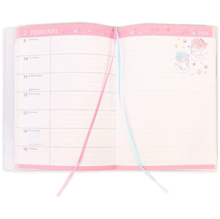 สมุด 2026 Schedule Book เล่มหนา B6 ลาย Little Twin Stars สีม่วงลายพร้อย ขนาด 13.5 x 18.7 x 1.3 ซม. (192 หน้า) มีให้จดตั้งแต่เดือน 10/2025 - 3/2027 เป็นปฎิทินแบบ monthly & weekly แบบช่องยาว มี sticker