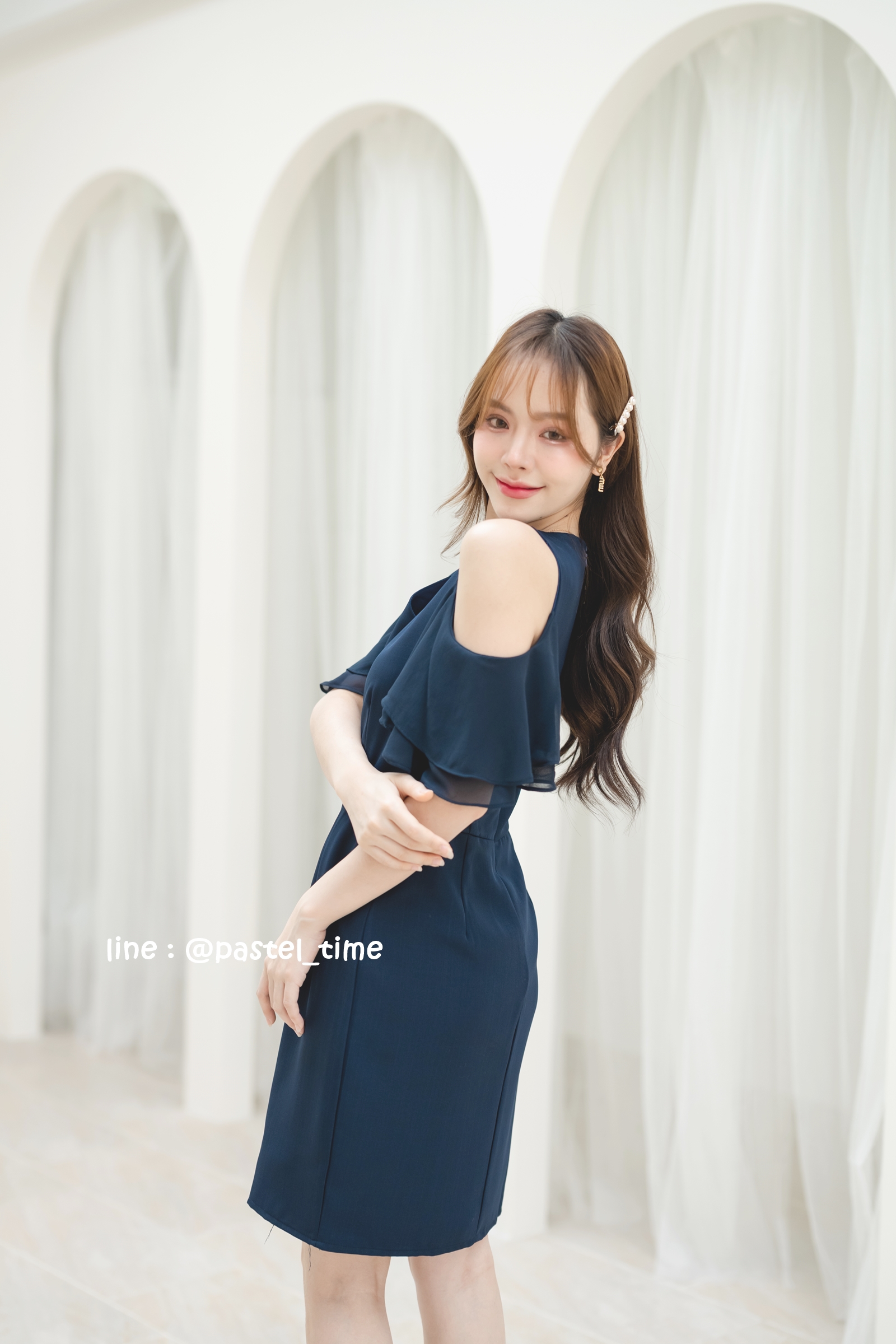 Vela off-shoulder dress : สีกรม